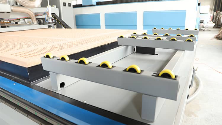 M&aacute;quina CNC para elaboraci&oacute;n de gabinetes.