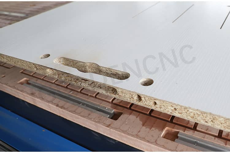 M&aacute;quina CNC para muebles de madera.