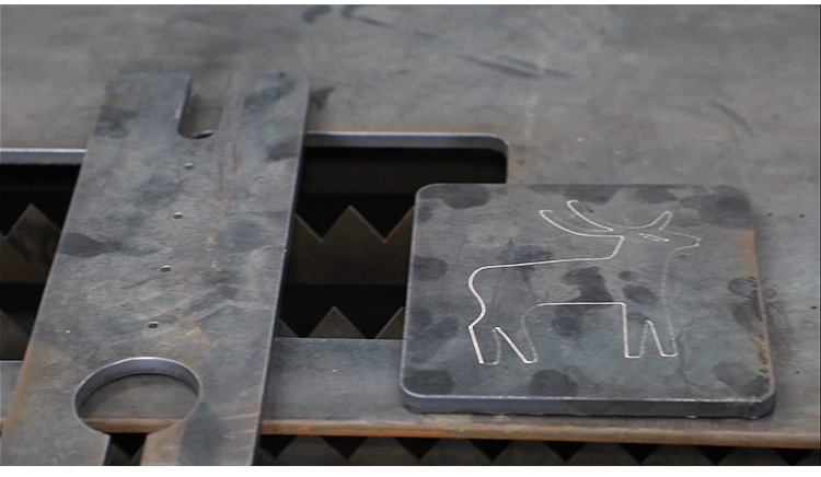 Corte de metal de la m&aacute;quina de corte de plasma