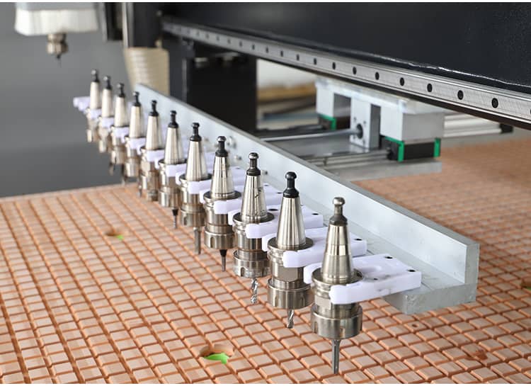 Siguiendo el tipo de herramienta de tipo en l&iacute;nea, 12 cambiadores autom&aacute;ticos de herramientas