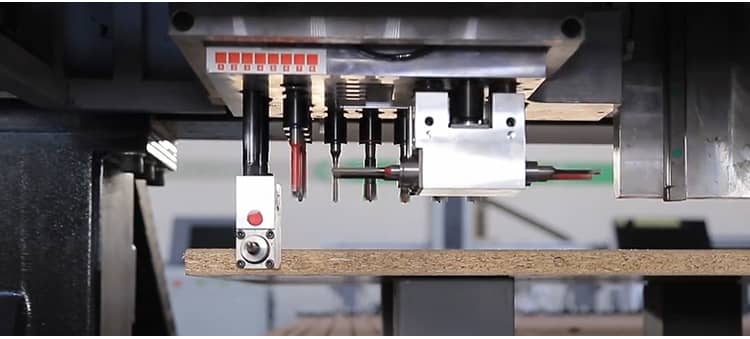 M&aacute;quinas de fabricaci&oacute;n de muebles.